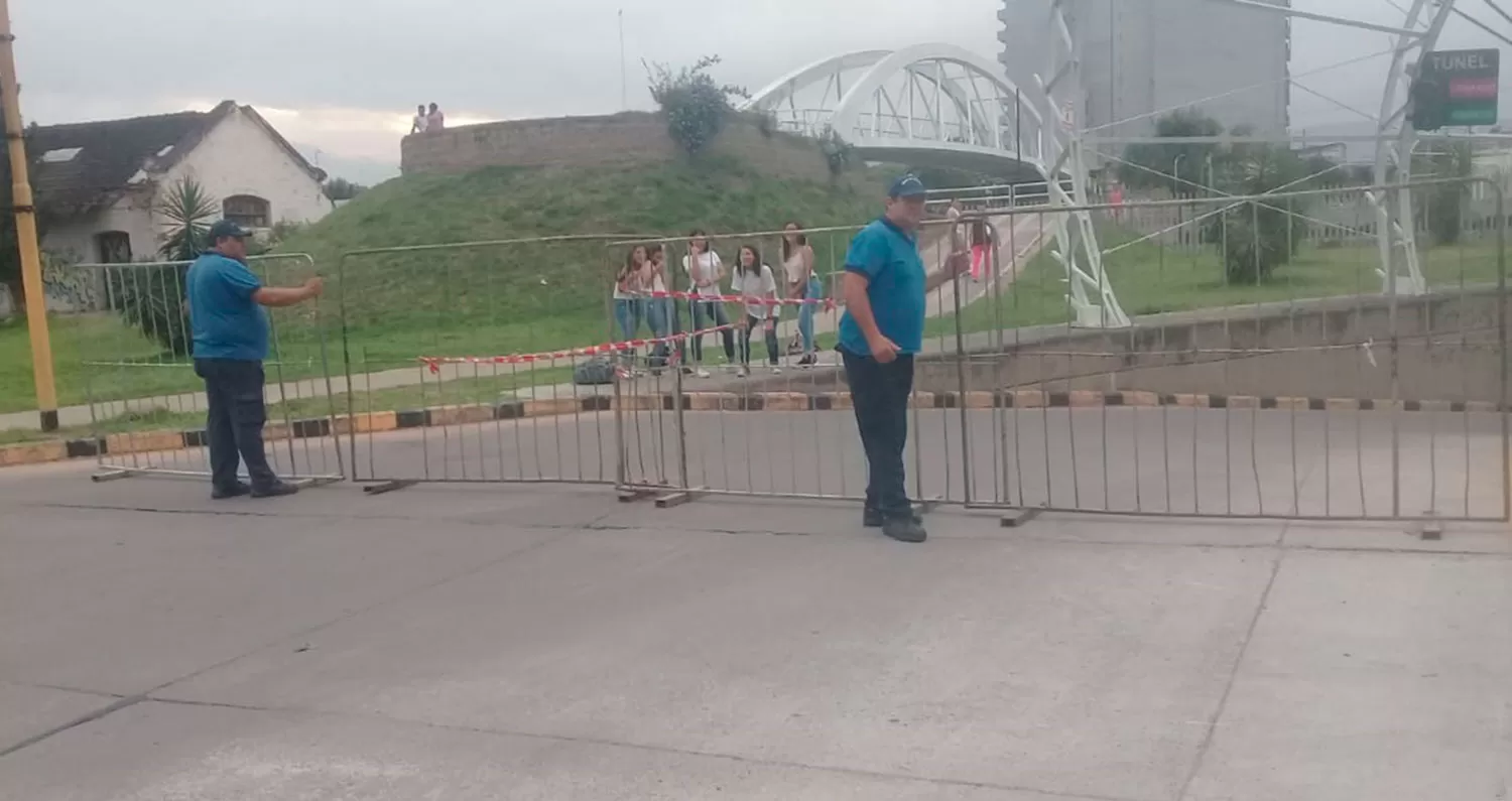 BLOQUEADO. Personal de tránsito municipal cortó el túnel de calle Córdoba.