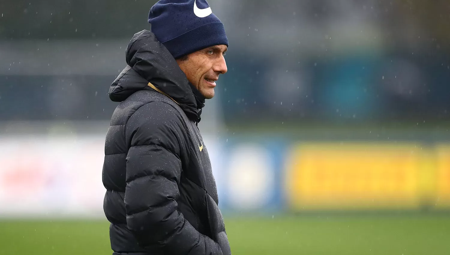 Antonio Conte, en la práctica de ayer del Neroazzurri, en el centro deportivo de Appiano Gentile. (FOTO TOMADA DE TWITTER @Inter_es)