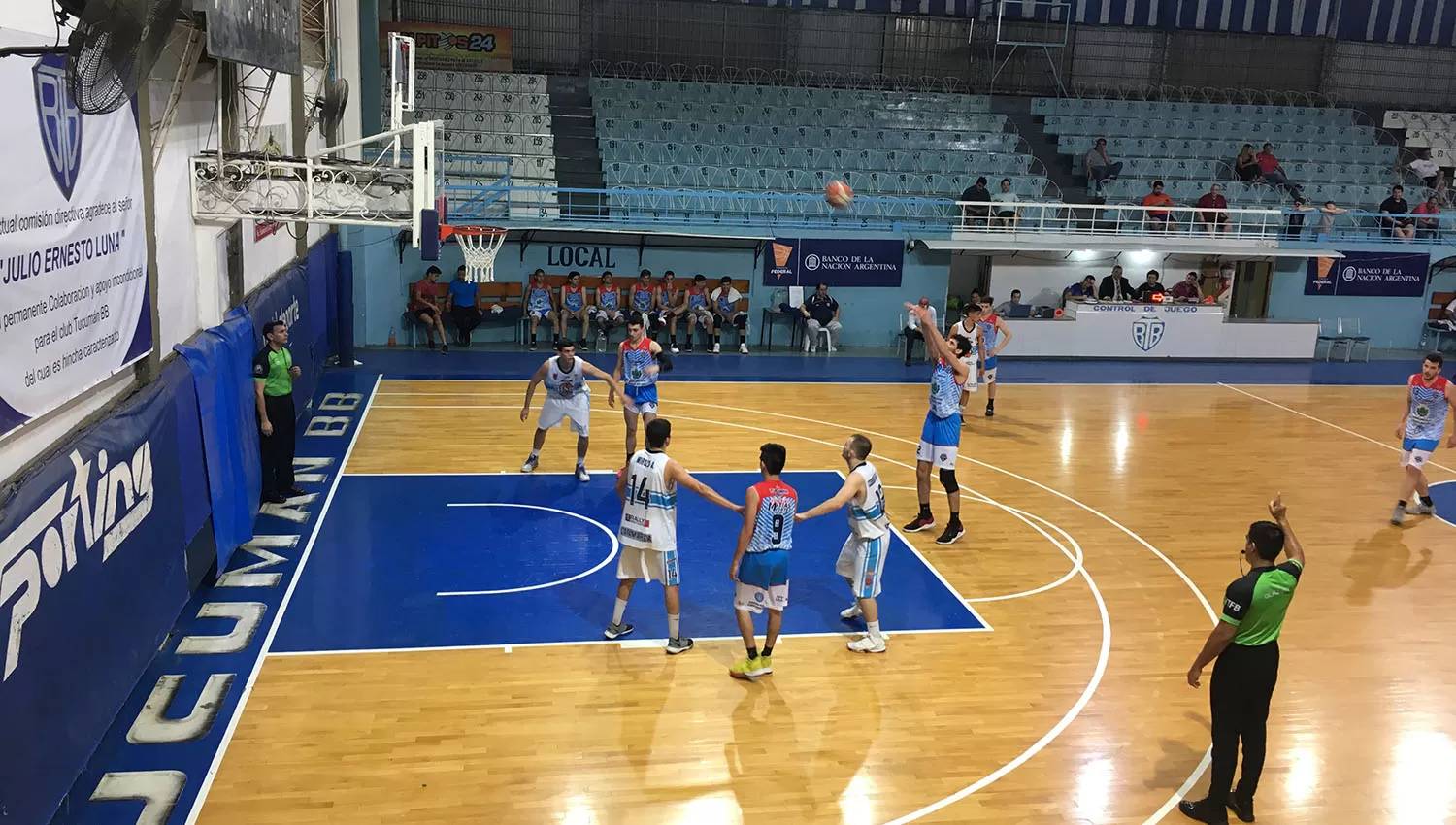 Rafa Banegas, de Tucumán Básquet, hizo estragos en la pintura catamarqueña. (FOTO TOMADA DE PRENSA TUCUMÁN BÁSQUET)