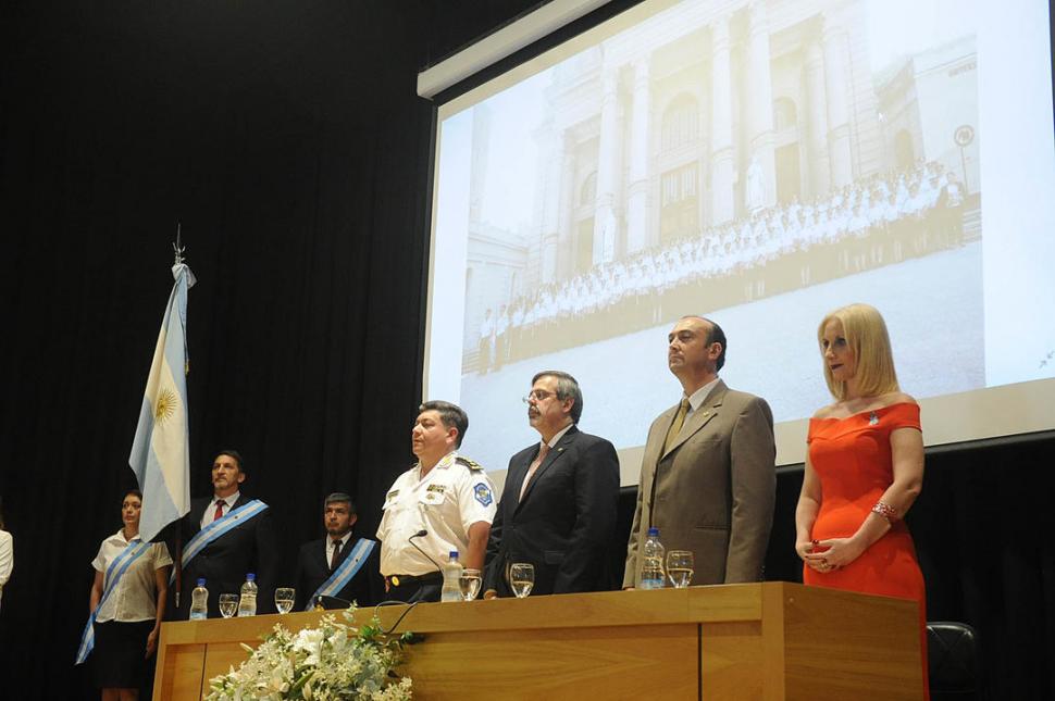 ORGULLO. El jefe de Policía Bernacchi, el rector López Cruz, el decano de Ciencias Políticas, von Büren, y Moreno, directora de carrera, en el acto. 