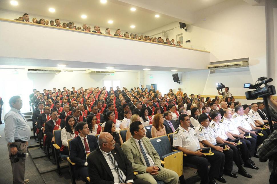 AUDITORIO COLMADO. Familiares, docentes, autoridades de las fuerzas de seguridad y amigos acompañaron a los estudiantes.