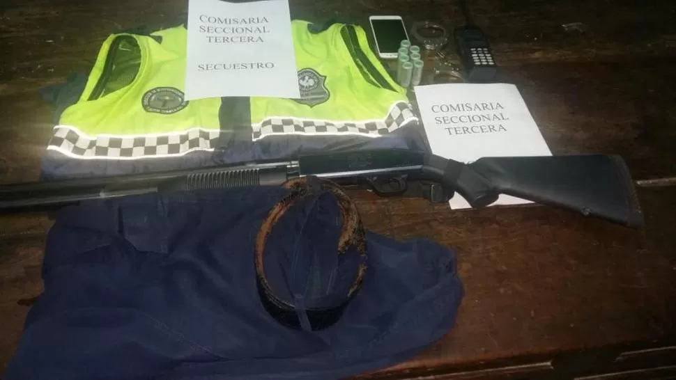 LA PRUEBA. El uniforme y la escopeta que le secuestraron a un rondín. 