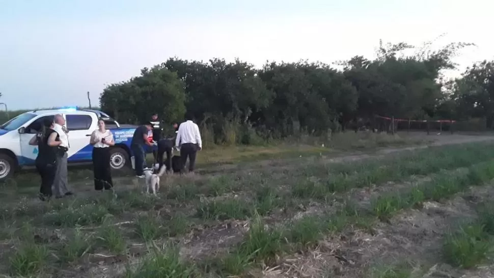 EN PLENO TRABAJO. Los investigadores se preparan para analizar el lugar donde fue asesinado el mecánico que nació en Buenos Aires.  