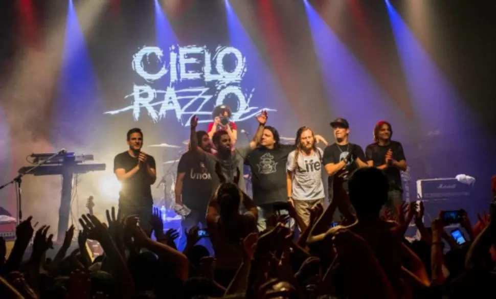 DESDE ROSARIO. Los integrantes de Cielo Razzo saludan en el escenario. 
