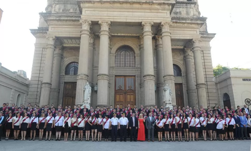 FOTO EN FAMILIA. Los más de 200 estudiantes de la licenciatura posan junto a las autoridades policiales y funcionarios de la Unsta en la fachada. la gaceta / fotos de héctor peralta