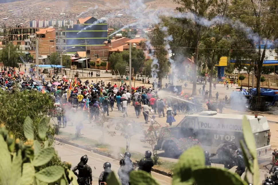 LOS “ANTI-EVO”. Miembros del denominado grupo Resistencia Juvenil Cochala montan piquetes contra los cocaleros. 