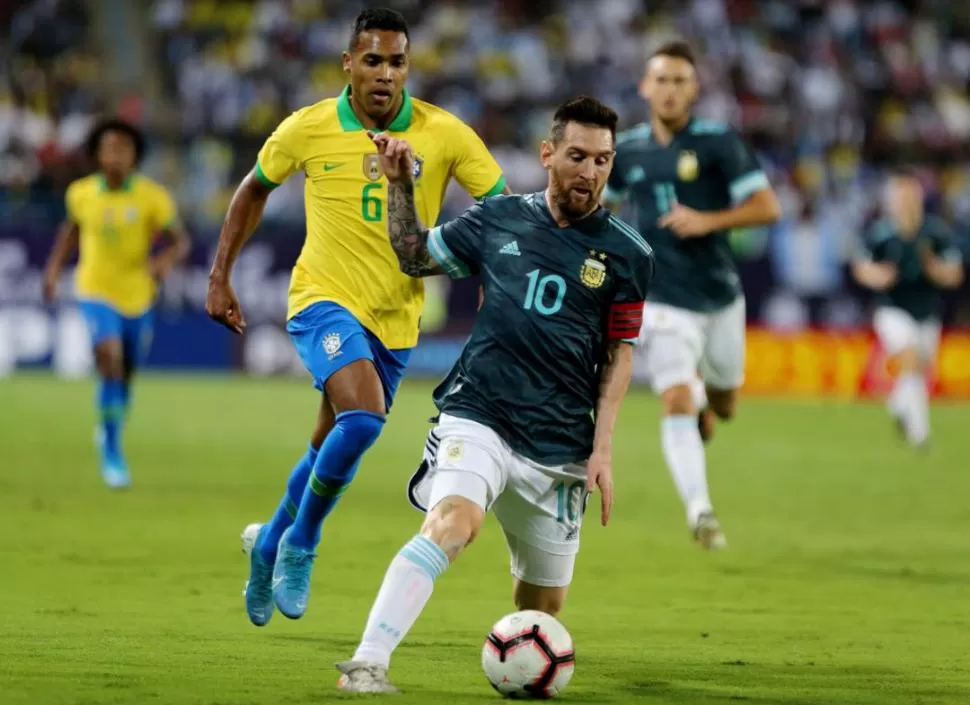 LETAL. Lionel Messi le anotó su quinto gol a Brasil en los 11 partidos que lo enfrentó. Volvió al equipo luego de la suspensión. reuters