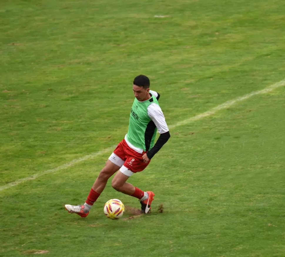 BUEN POTENCIAL. González tiene buen cabezazo, sabe jugar de espaldas al arco y maneja bien la pelota con los pies. la gaceta / foto de Ines Quinteros Orio