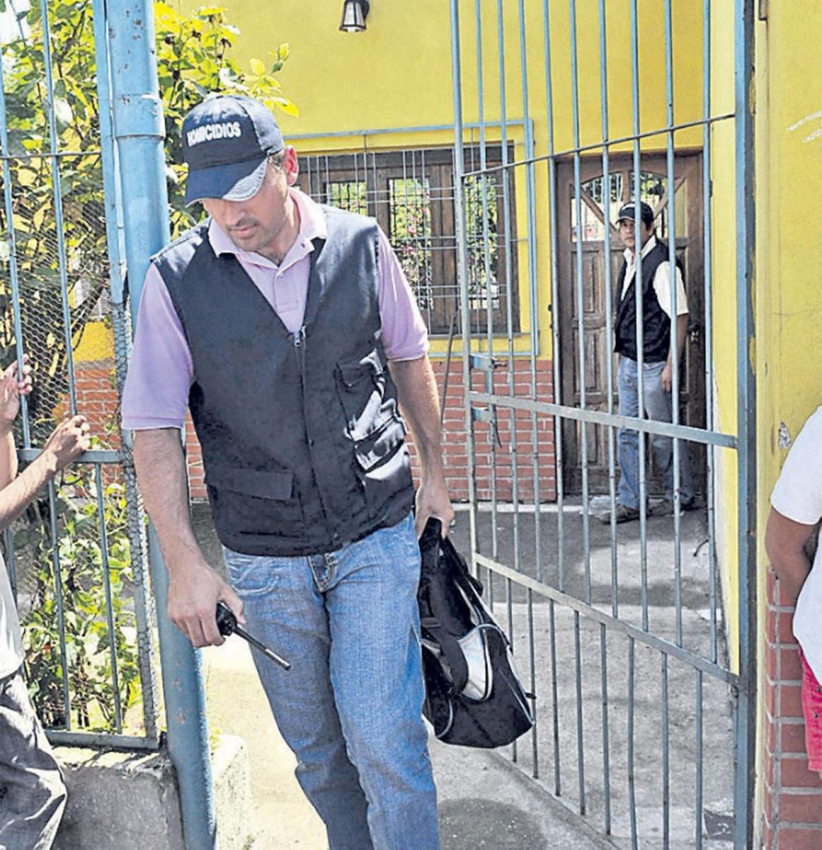 ANALIZANDO. Policías buscan pruebas en la vivienda de 