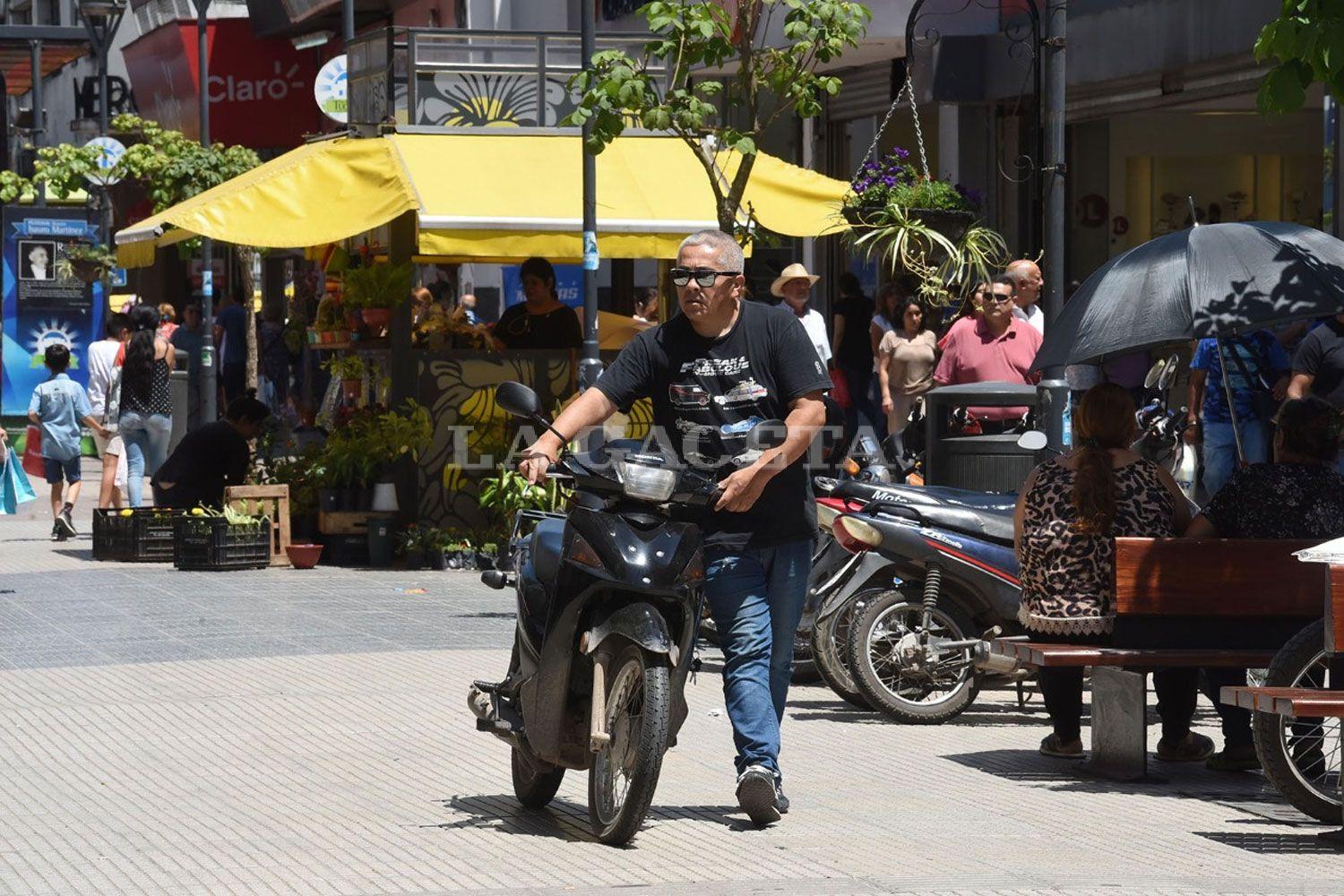 La peatonal Mendoza se convirtió en una playa de estacionamiento para motos