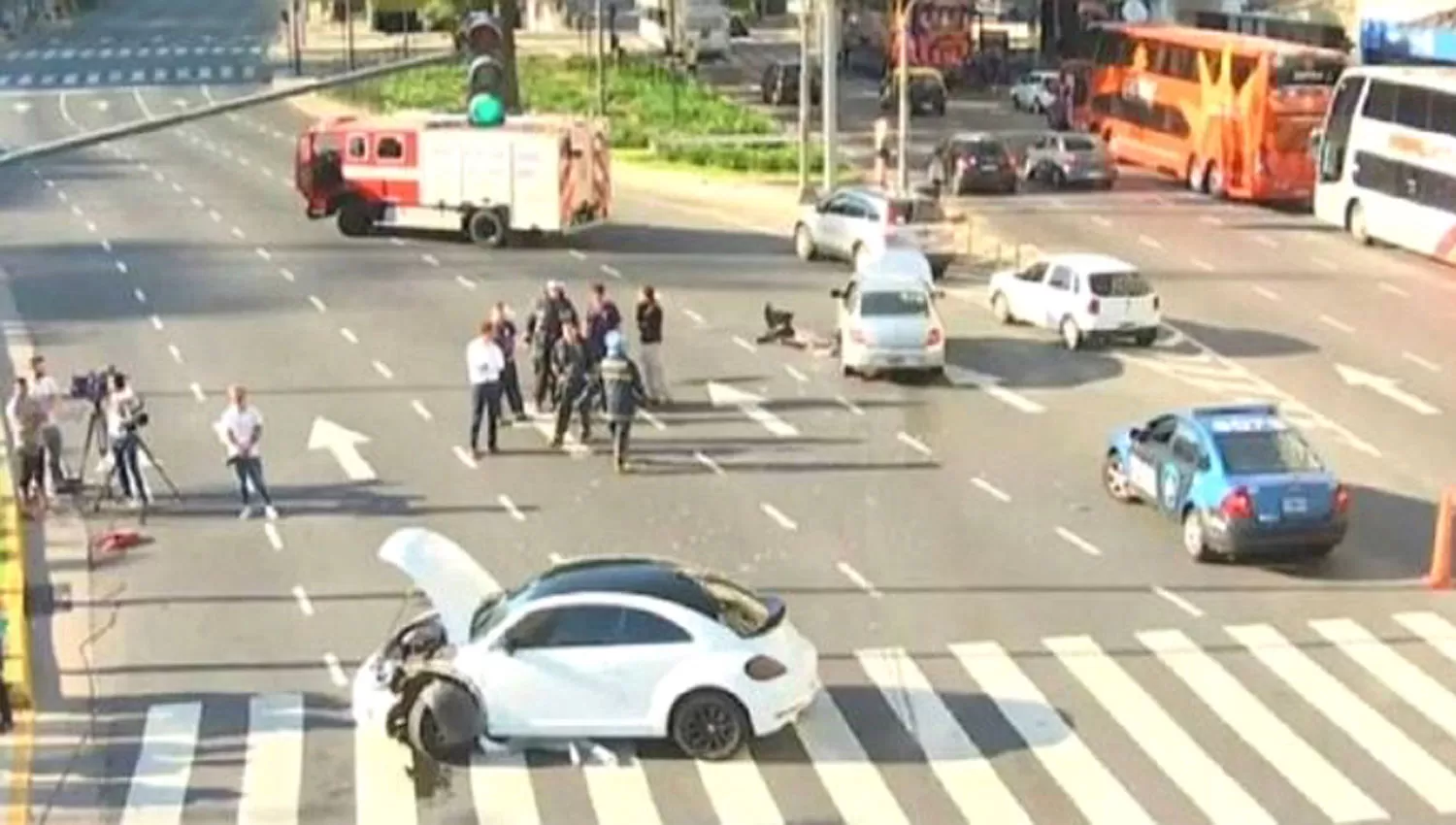 EN EL MEDIO. El auto de Peraggini quedó cruzado en la avenida. 