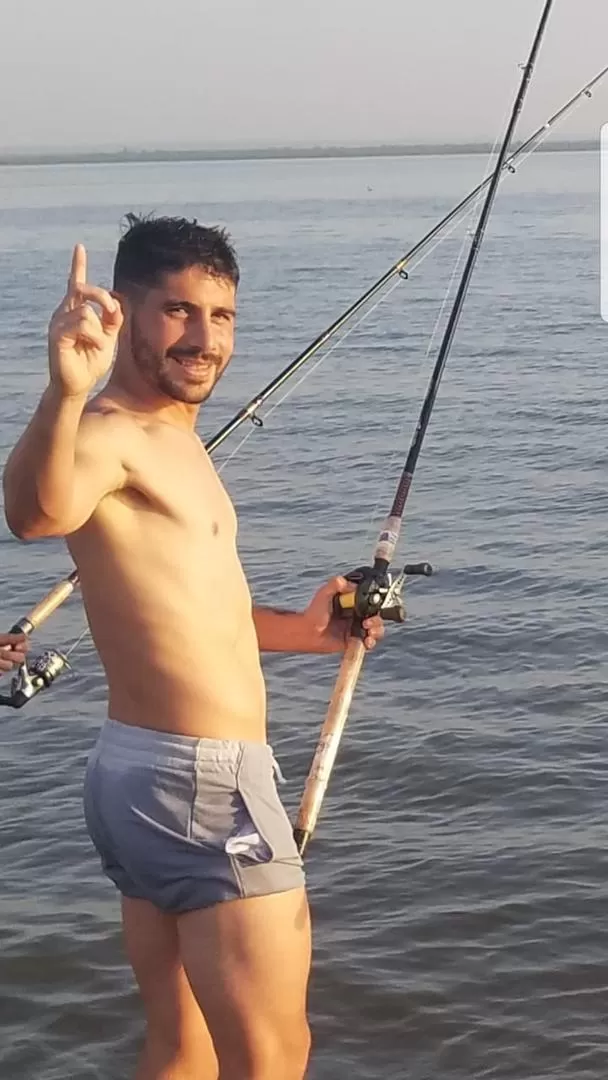 BUENA COSECHA. Valdez posa con el dorado que sacó hace algunos años. 