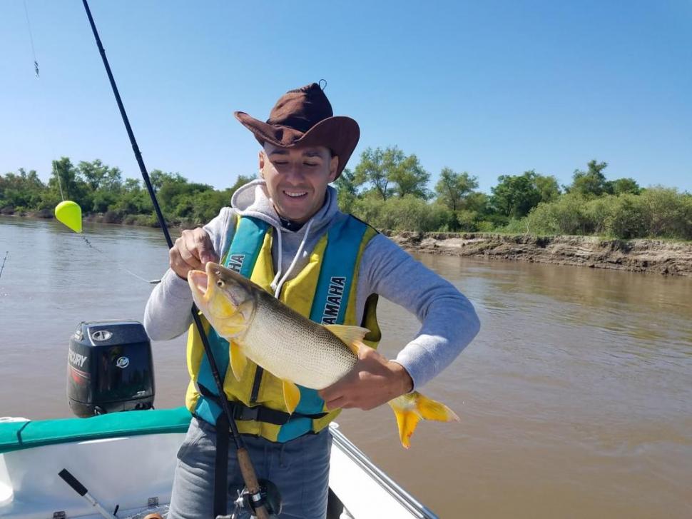 BUENA COSECHA. Valdez posa con el dorado que sacó hace algunos años. 