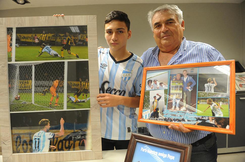 Valdez con su nieto y varias de sus fotos.