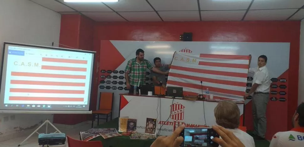 MOMENTO CUMBRE. Durante una charla histórica en la sala de prensa de La Ciudadela, Sanzano, Villa y Figueroa, les presentaron a los socios la bandera. 