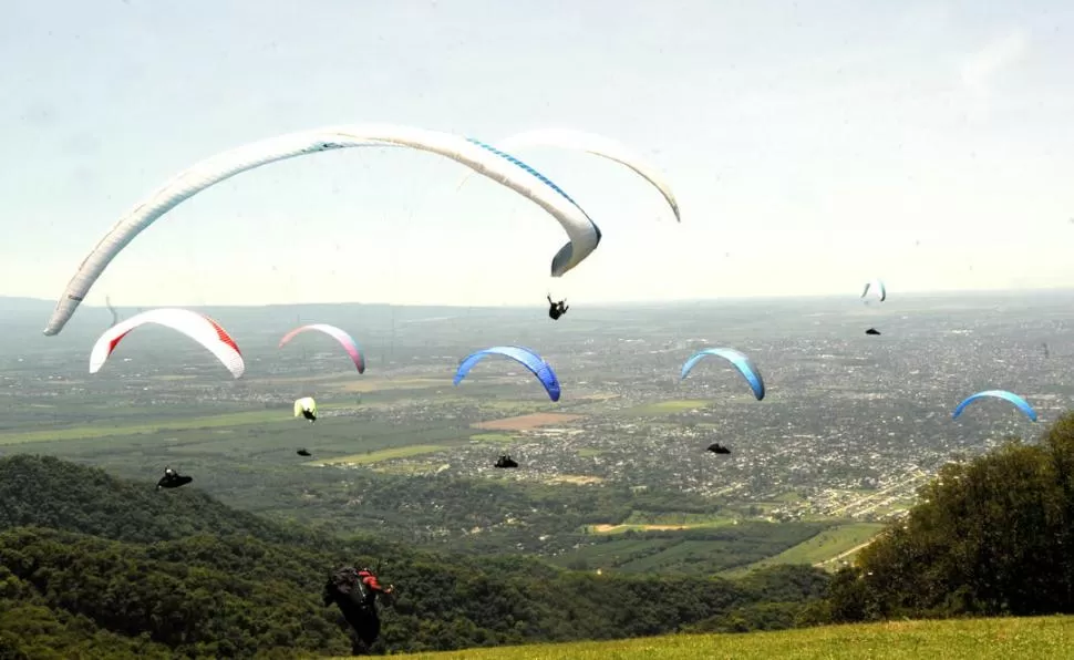 DESPEGUE FINAL. En su último recorrido, las cúpulas de colores recorrieron áreas cercanas al cerro San Javier, con línea de llegada en el Aeroclub. la gaceta / foto de ANTONIO FERRONI