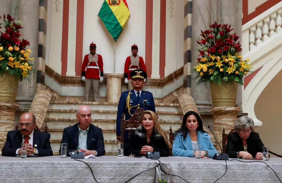 ACELERADOS. Jeanine Áñez, en el apuro en asumir, con legitimidad dudosa. EEUU también se apuró en reconocerla. 