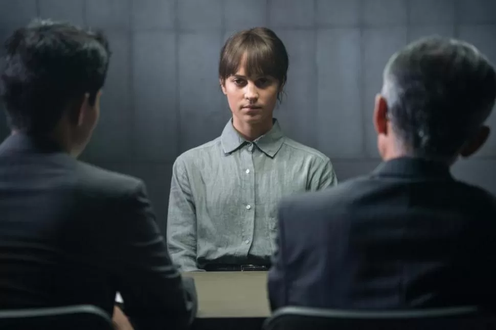 LA INEXPRESIVIDAD AL LÍMITE. Alicia Vikander deambula por la Tokio de los 80 cuidándose de expresar alguna emoción. 