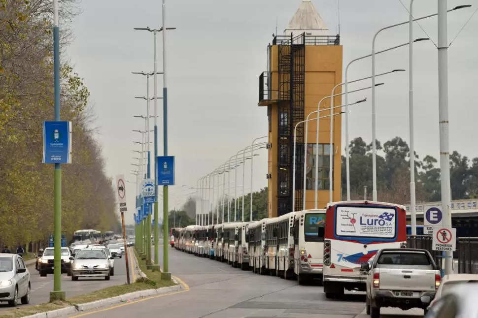 ÓMNIBUS EN MARCHA. Las unidades afectadas al servicio público de pasajeros permanecerán en funcionamiento esta semana, anunció el gobierno. la gaceta / foto de Ines Quinteros Orio (archivo)