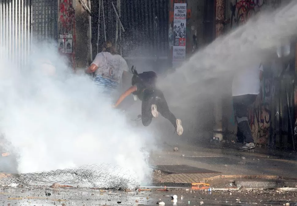 REPRESIÓN. Los uniformados actúan con dureza en las protestas en Santiago. Reuters
