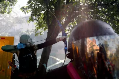 Con flechas, frenan a policías en Hong Kong
