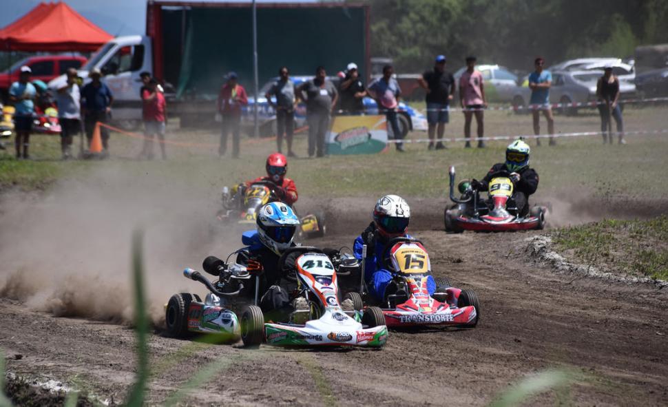 INVASIÓN. Cerca de 40 karts se lucieron en el  kartódromo en el que pronto habrá competencias exigentes.