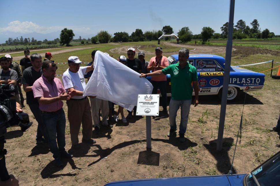 NOMBRE. En uno de los sectores del trazado se ubicó la placa que identifica al circuito que lleva el nombre de “El Califa”