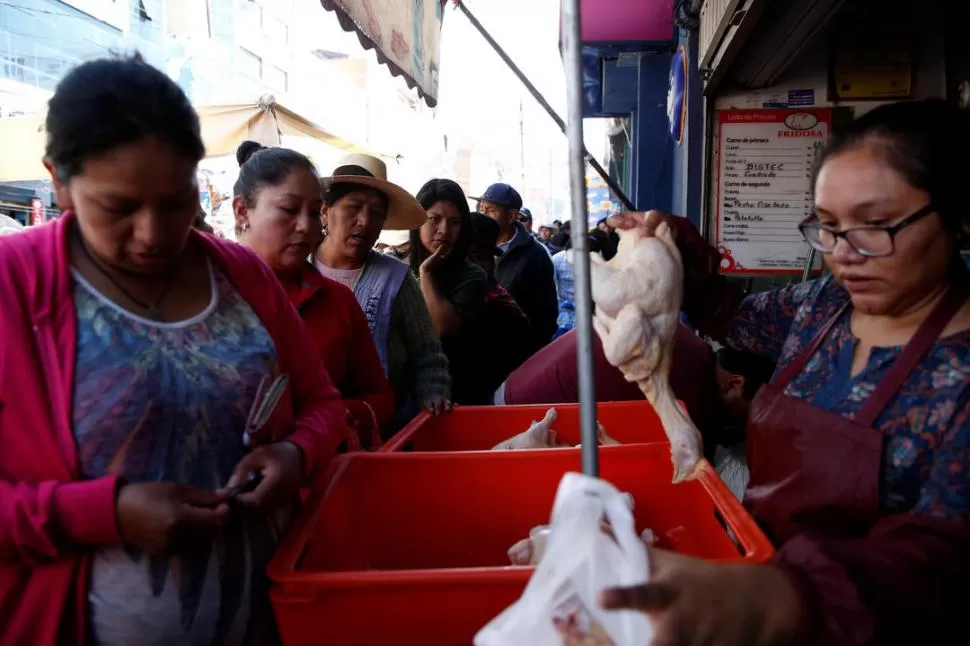 COMPRAS. Muchos se volcaron a los mercados para abastecerse, ante el temor a que el bloqueo de rutas deje sin mercadería a las ciudades.  