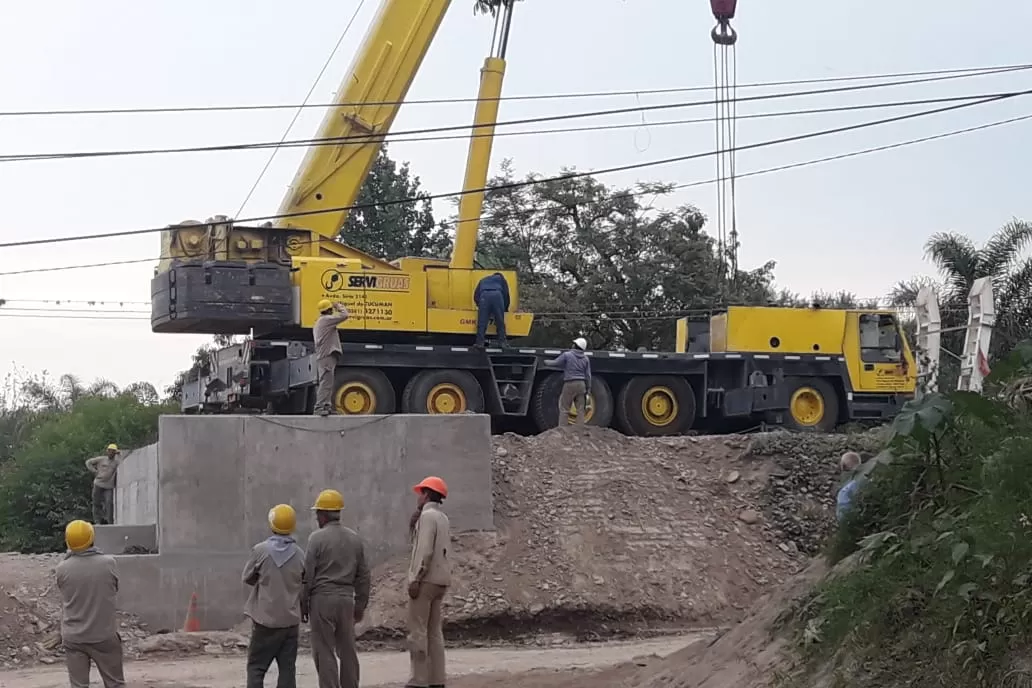 Las máquinas comenzaron a colocar las vigas esta tarde.