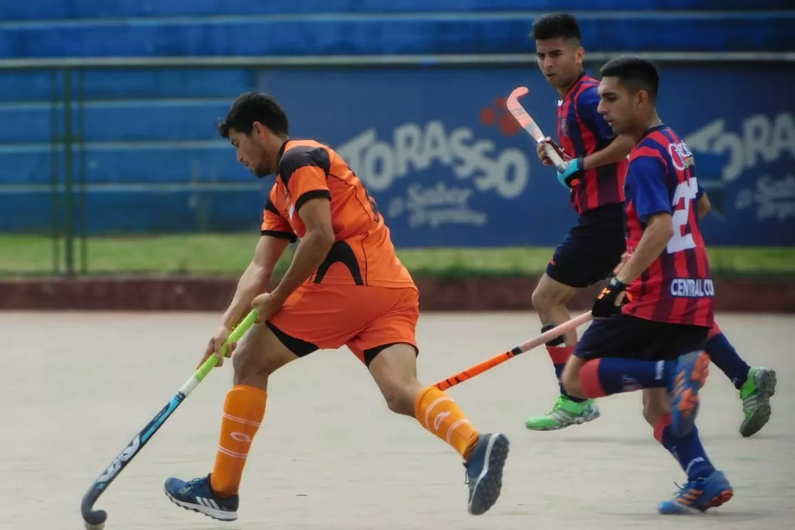 PARTIDAZO. Monteros Vóley le ganó bien a Villa Mitre y se clasificó a cuartos de final del Anual. GENTILEZA ALAN CUEVAS