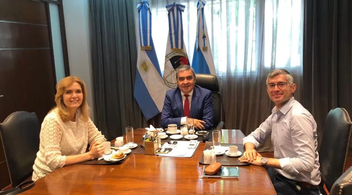 PARA LA FOTO. Elías de Pérez, Alfaro y Canelada, entre té, café y jugo.