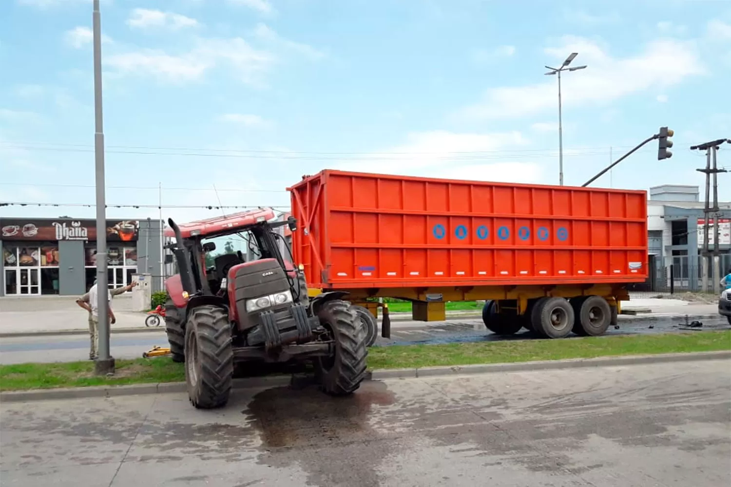 DAÑOS MATERIALES. El conductor del tractor sufrió algunos golpes, pero nada de gravedad.