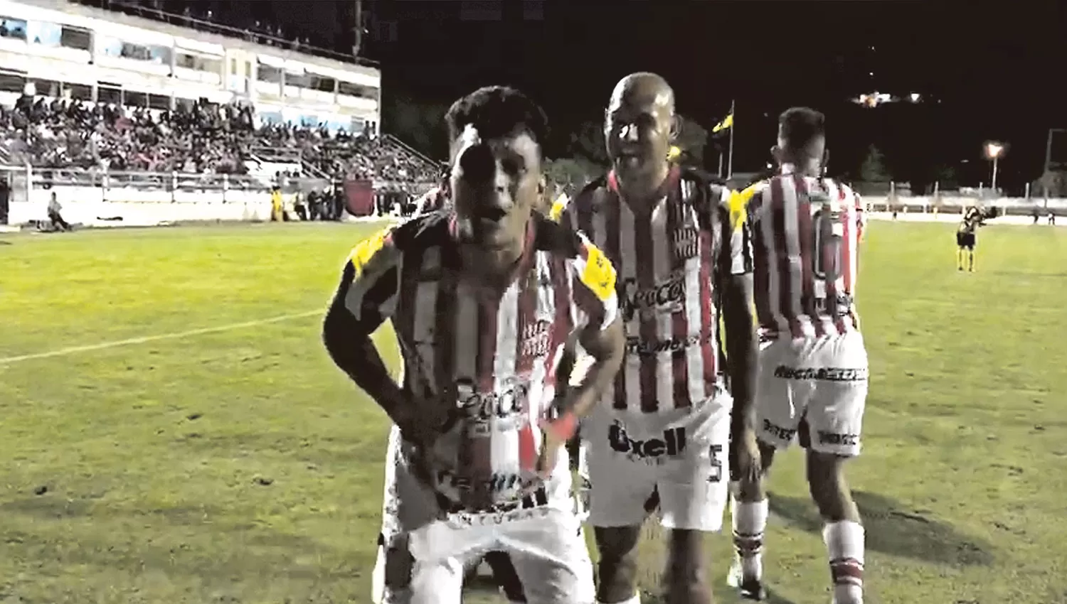 Mercier, que volvió a ser figura, festeja el gol del Santo. CAPTURA DE PANTALLA