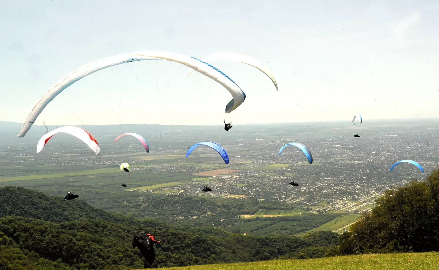 UNA FIESTA EN LOMA BOLA. Uno de los atractivos fue el Mundial de Parapente.