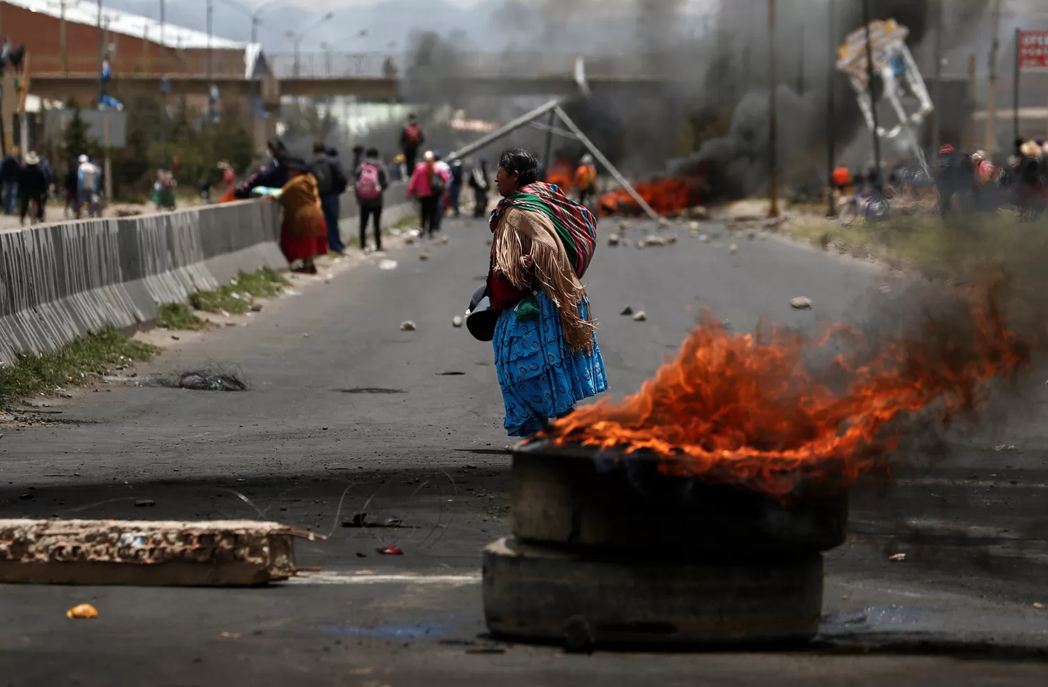 En El Alto, los bolivianos siguen en las calles exigiendo la renuncia de la autoproclamada presidenta Áñez.