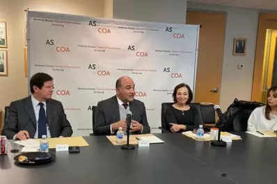 Manzur afianza lazos en busca de fondos