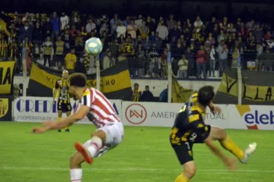 San Martín muestra la chapa y sigue puntero