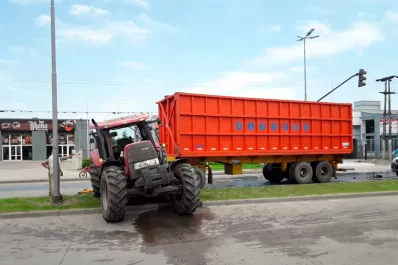 Tras rozar a un colectivo, un tractor terminó en medio de la platabanda
