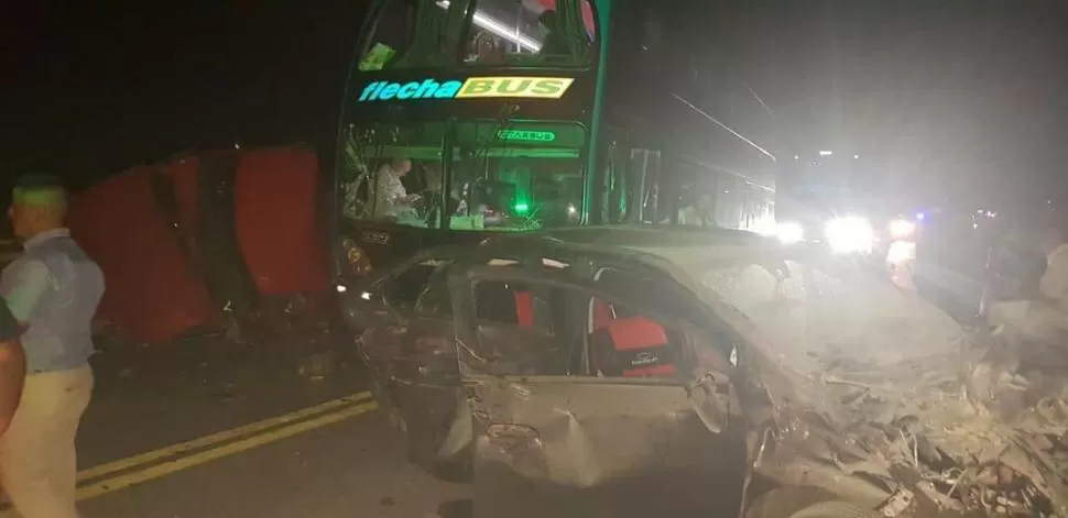 AVERÍA. Una camioneta perdió una rueda y provocó un triple accidente en la ruta nacional 9, a la altura de la localidad de Vipos. En el percance sólo hubo personas golpeadas.  