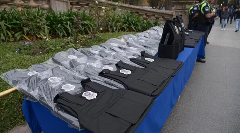 RECIBIDOS. Los 2.000 chalecos adquiridos por la gestión de Manzur llegaron en septiembre. Aún esperan las armas. Secretaria de Estado de Comunicación Pública