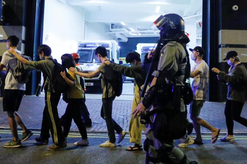RESPUESTA. La policía detuvo a 40 personas en las calles de Hong Kong.  reuters
