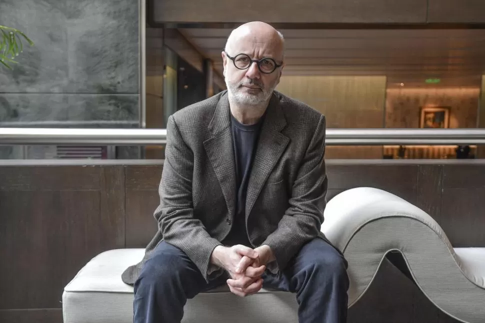 ESCRITOR POP. Rodrigo Fresán se ríe de los apelativos que le ponen los críticos y se refleja en Manuel Puig. 