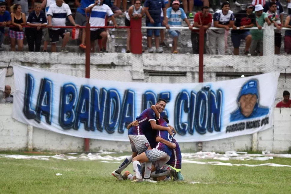 MURALLA DE ALEGRÍA. Jesús Sandez acaba de anota el segundo gol de San Lorenzo y recibe el abrazo de todos sus compañeros. La fiesta fue del “Ciclón del Este”. la gaceta / fotos de diego aráoz