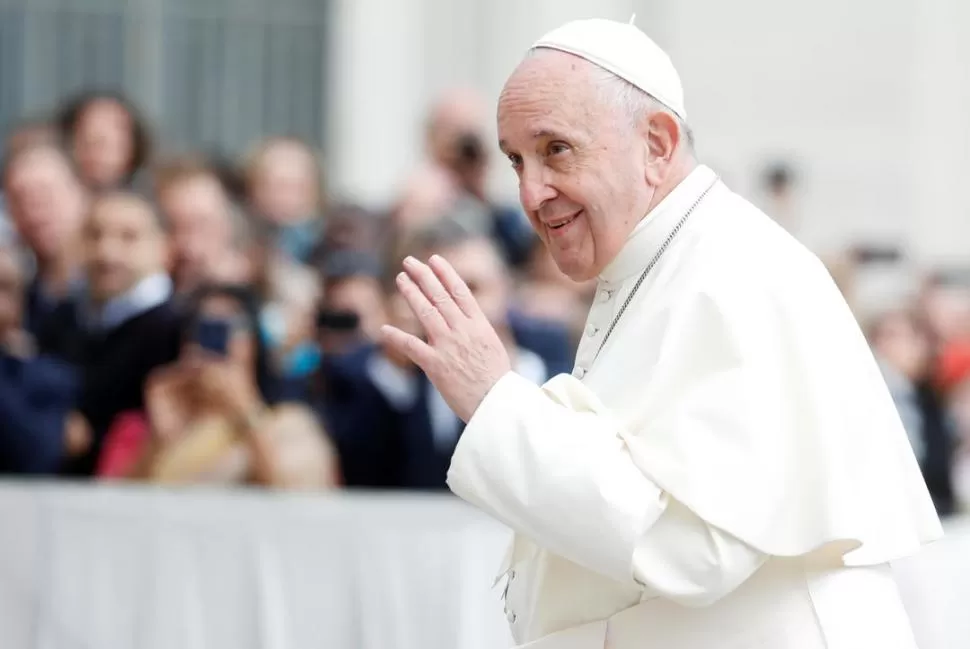 PONTÍFICE. El papa Francisco saluda a sus fieles antes de ingresar al Vaticano. reuters 