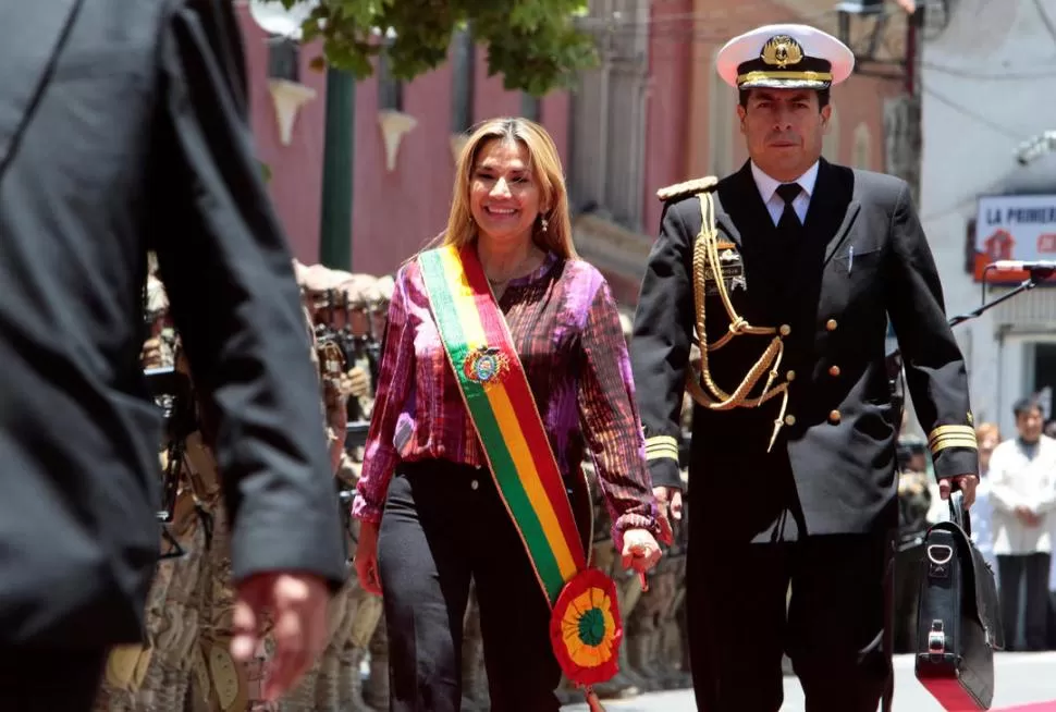 CEREMONIA. Añez participó de un acto en La Paz, con guardia militar.  Reuters