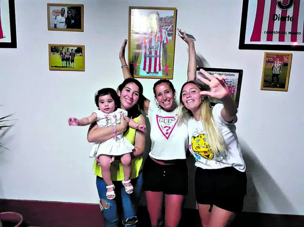 ALEGRÍA. Laura (esposa de Diarte) y su hija Isabella, Johana (pareja de Amor) y “Maru” (Luciatti), en el cumpleaños de la beba.  