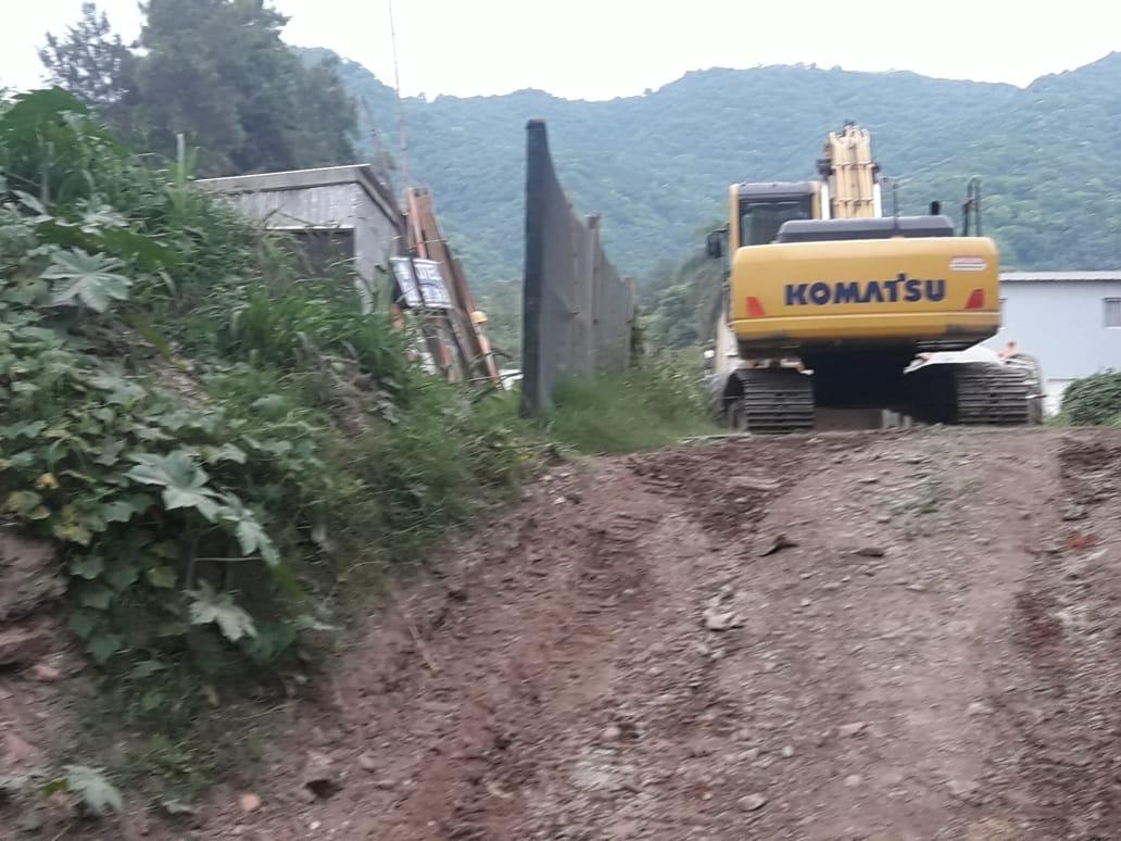 Con una grúa comenzaron a colocar las vigas del nuevo puente.