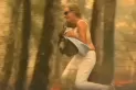 Una mujer se quitó la remera y avanzó entre las llamas para rescatar a un koala de un incendio
