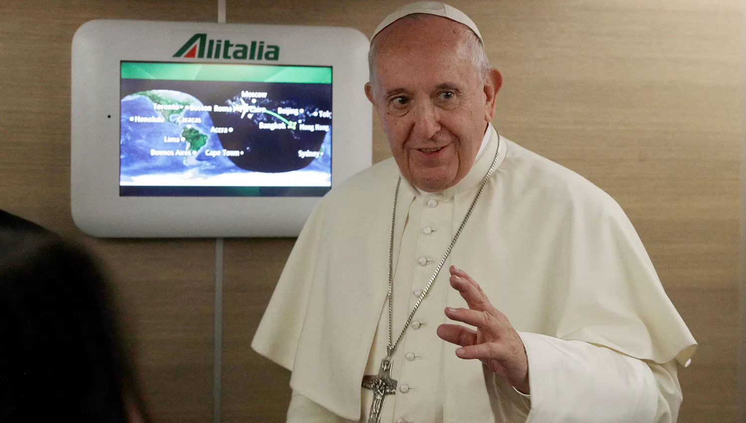 Francisco, durante el vuelo que lo llevó  a Tailandia. REUTERS 