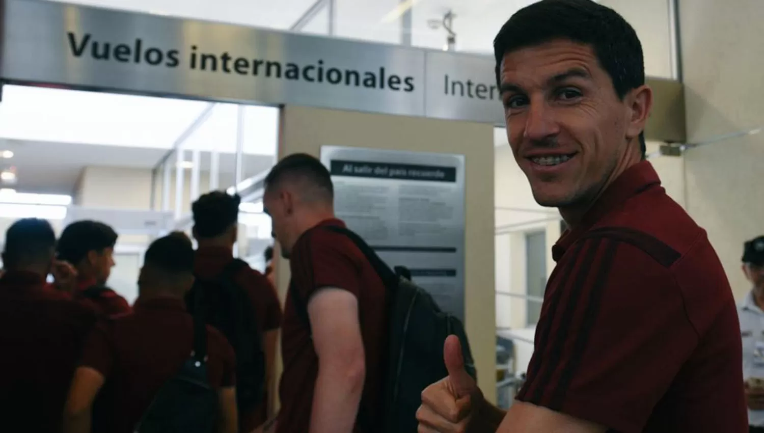 Ignacio Fernández, uno de los volantes infaltables entre los titulares de River, a punto de embarcar en el vuelo chárter. (FOTO TOMADA DE TWITTER @RiverPlate)